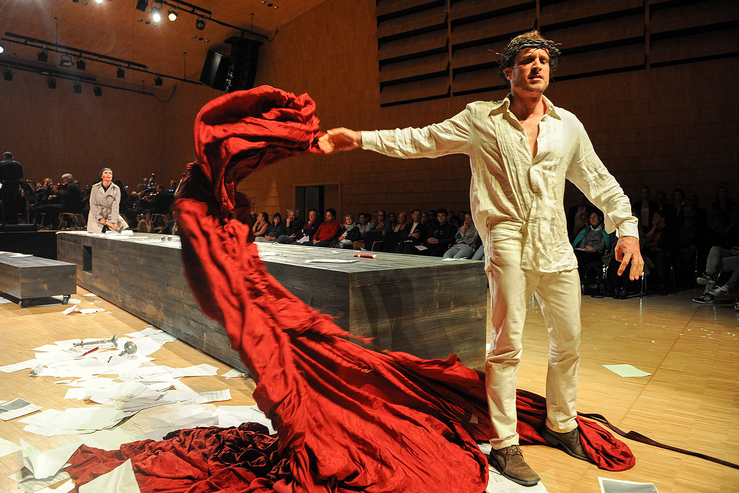 Иисус близок зрителю, даже нет оркестровой ямы