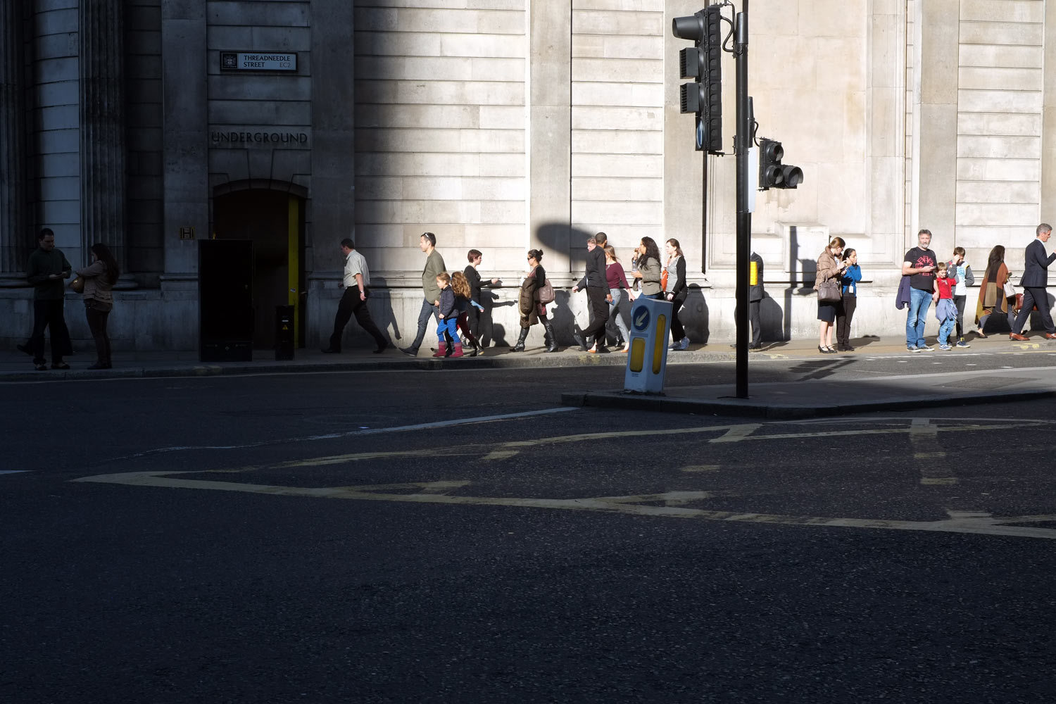Экономику Великобритании поддержали теплая погода и туристы. Но решение выйти из ЕС бьет по инвестициям и производству
