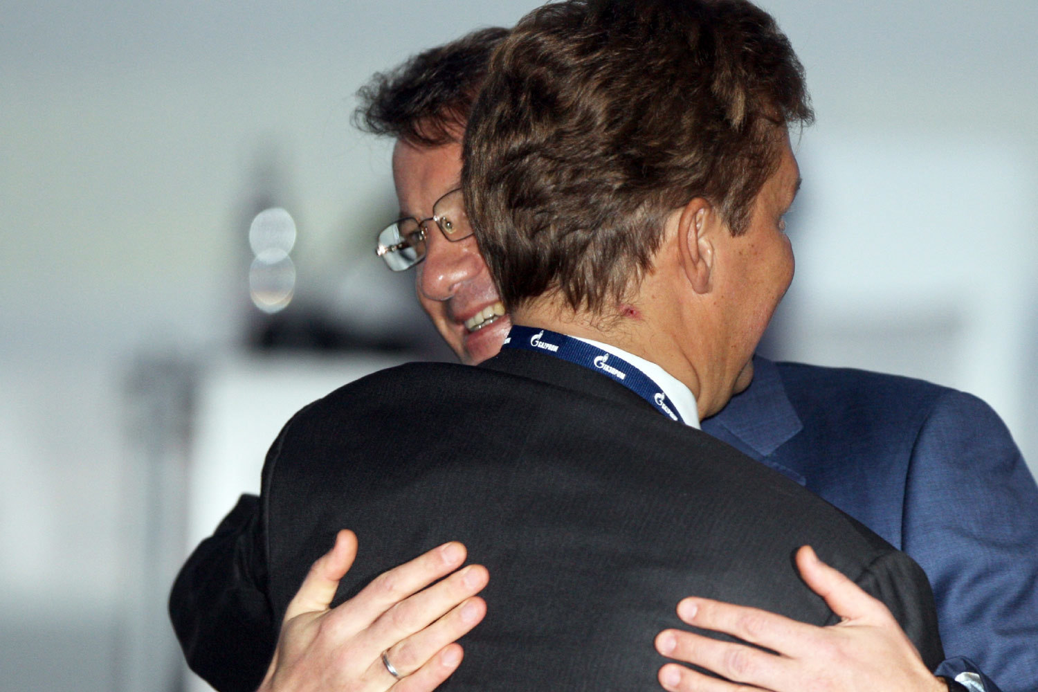 Предправления «Газпрома» Алексей Миллер (спиной) передает эстафету президенту Сбербанка Герману Грефу