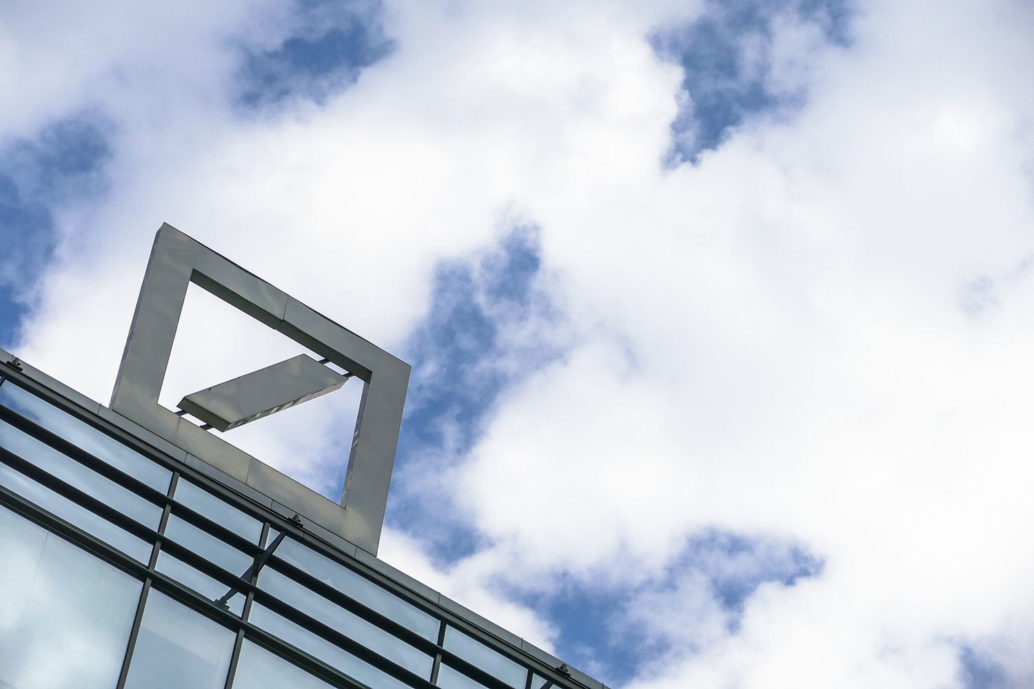 Deutsche задумался о продаже операций по управлению активами: либо полностью, либо частично, сообщает WSJ