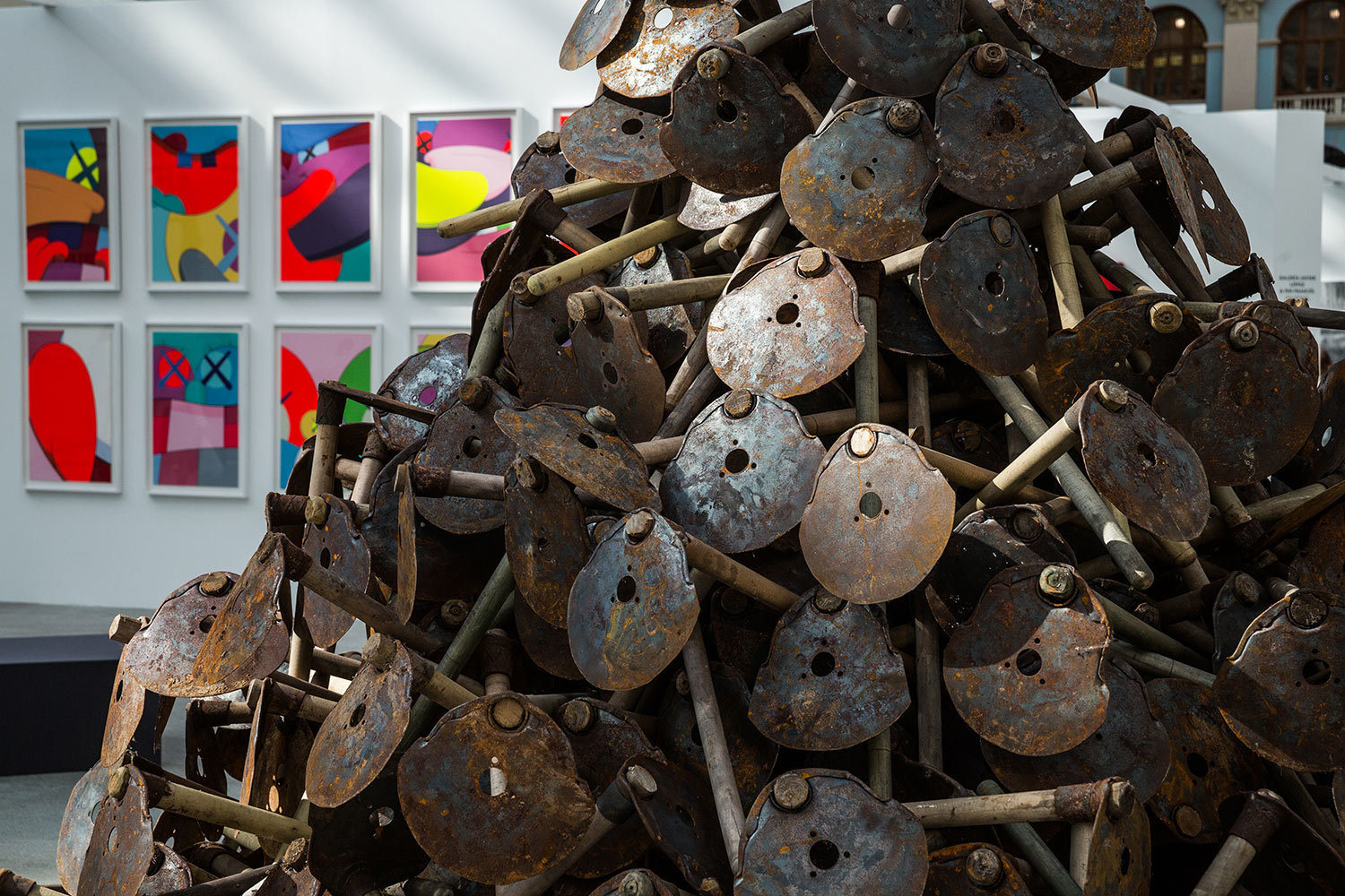 Саид Атабеков соорудил из тяпок «Таможенный пункт»