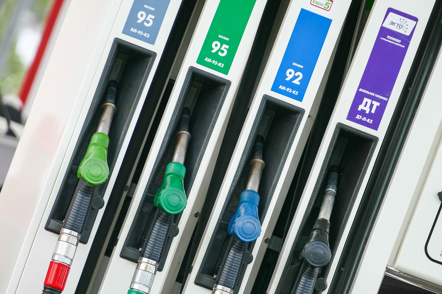 В Москве дешевеет бензин