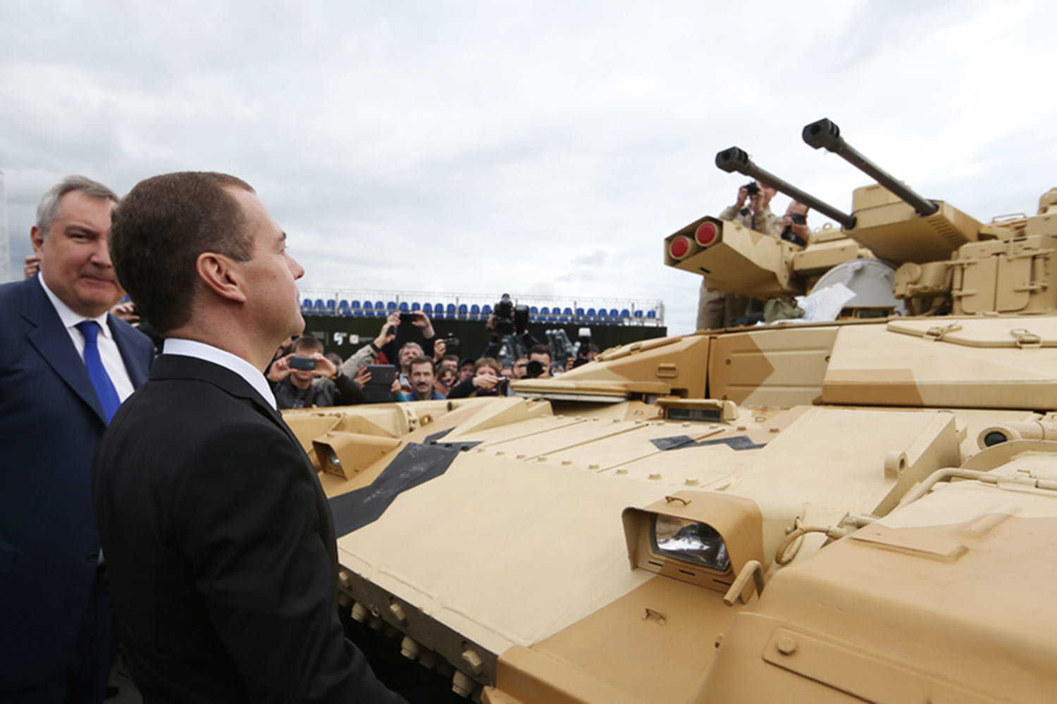 Дмитрий Рогозин и Дмитрий Медведев на выставке вооружений в Нижнем Тагиле