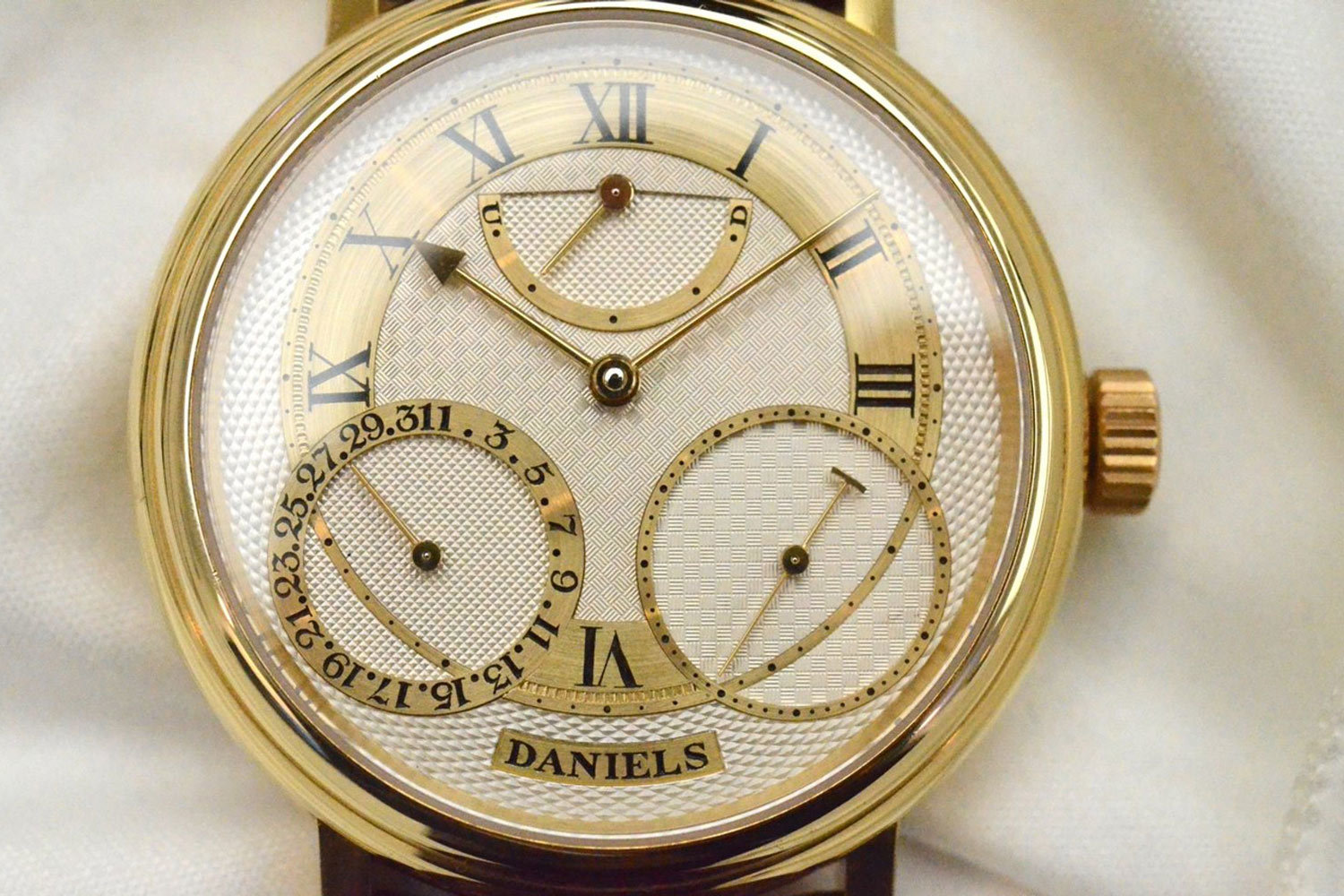 На отметках «пять» и «семь» часов The 35th Anniversary George Daniels Watch расположены циферблаты с секундной стрелкой и индикацией даты.