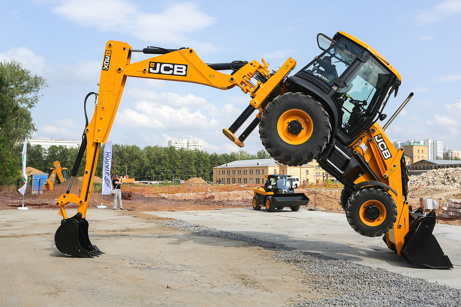 «Эталон» остается дома