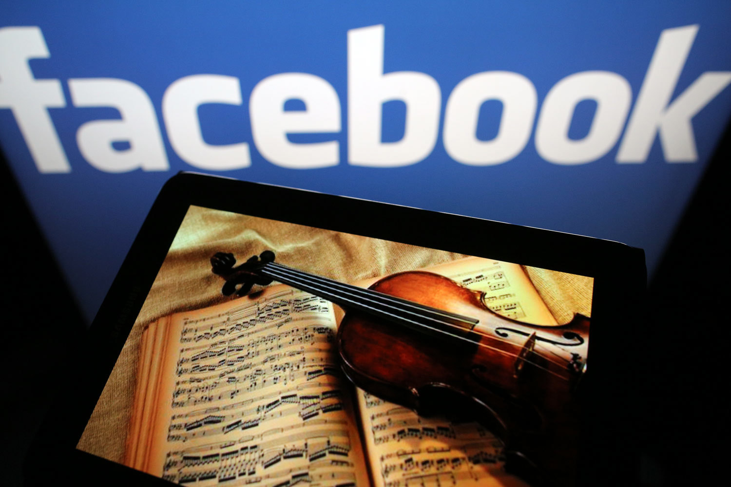 С помощью музыки Facebook может заработать больше на видеорекламе