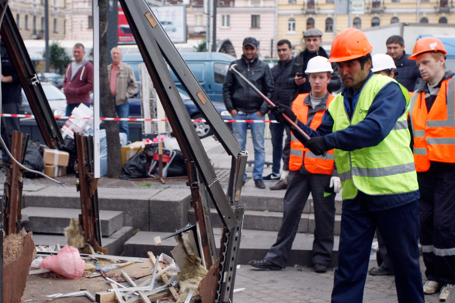 По плану чиновников, к понедельнику на площади не должно остаться ларьков и павильонов