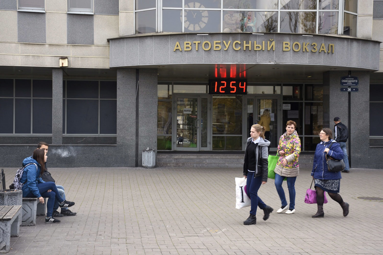 В Петербурге один автовокзал – на набережной Обводного канала, он входит в СПб ГУП «Пассажиравтотранс» и рассчитан на 250 отправлений в день (3500 человек в день). Жалоб на взимание автовокзальных сборов и платы за бронирование в Петербурге не было