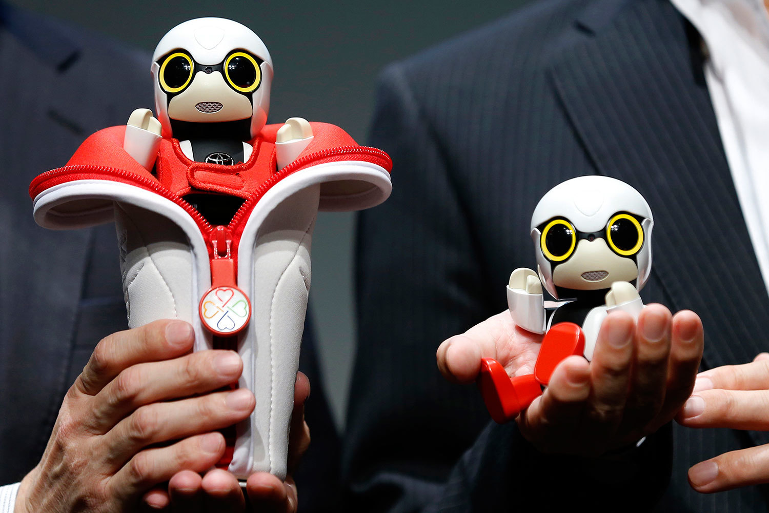 Kirobo умещается на ладони, у него большие глаза, имитирующие мимику, робот может шевелить руками и ногами