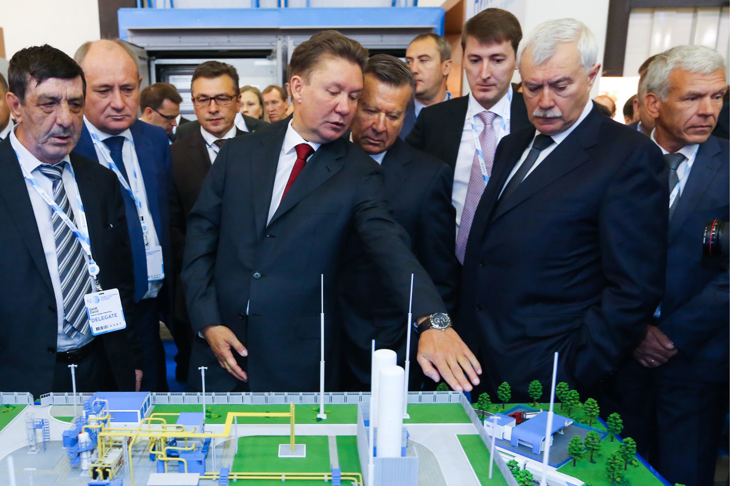 Председатель правления «Газпрома» Алексей Миллер и губернатор Петербурга Георгий Полтавченко начали деловую программу форума с обхода выставки