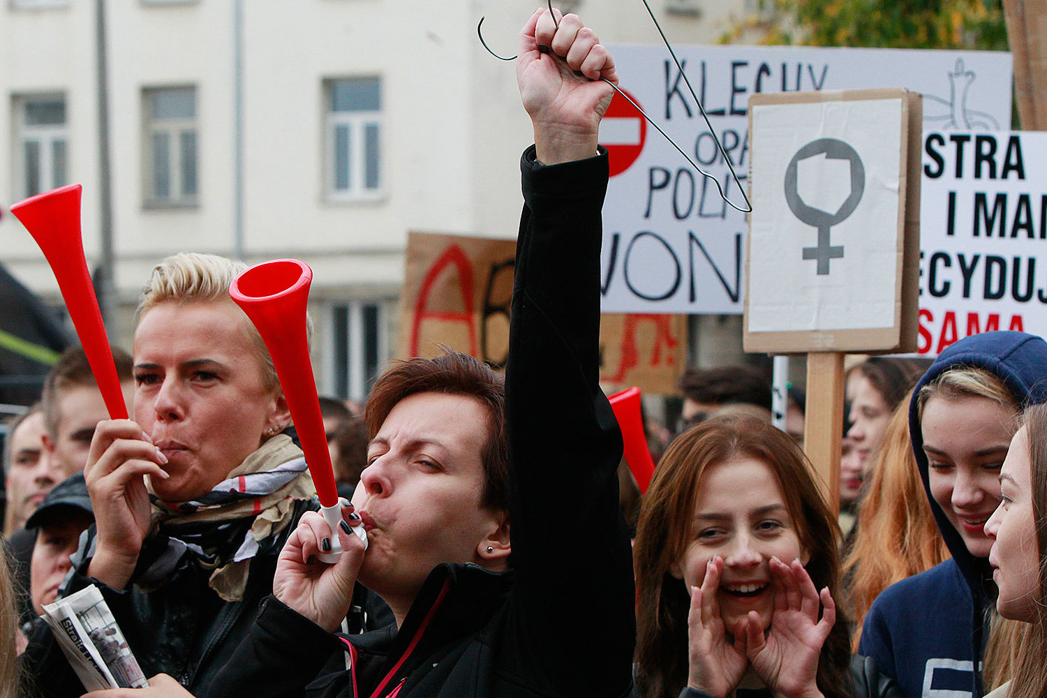 В понедельник более 100 000 поляков приняли участие в выступлениях против закона