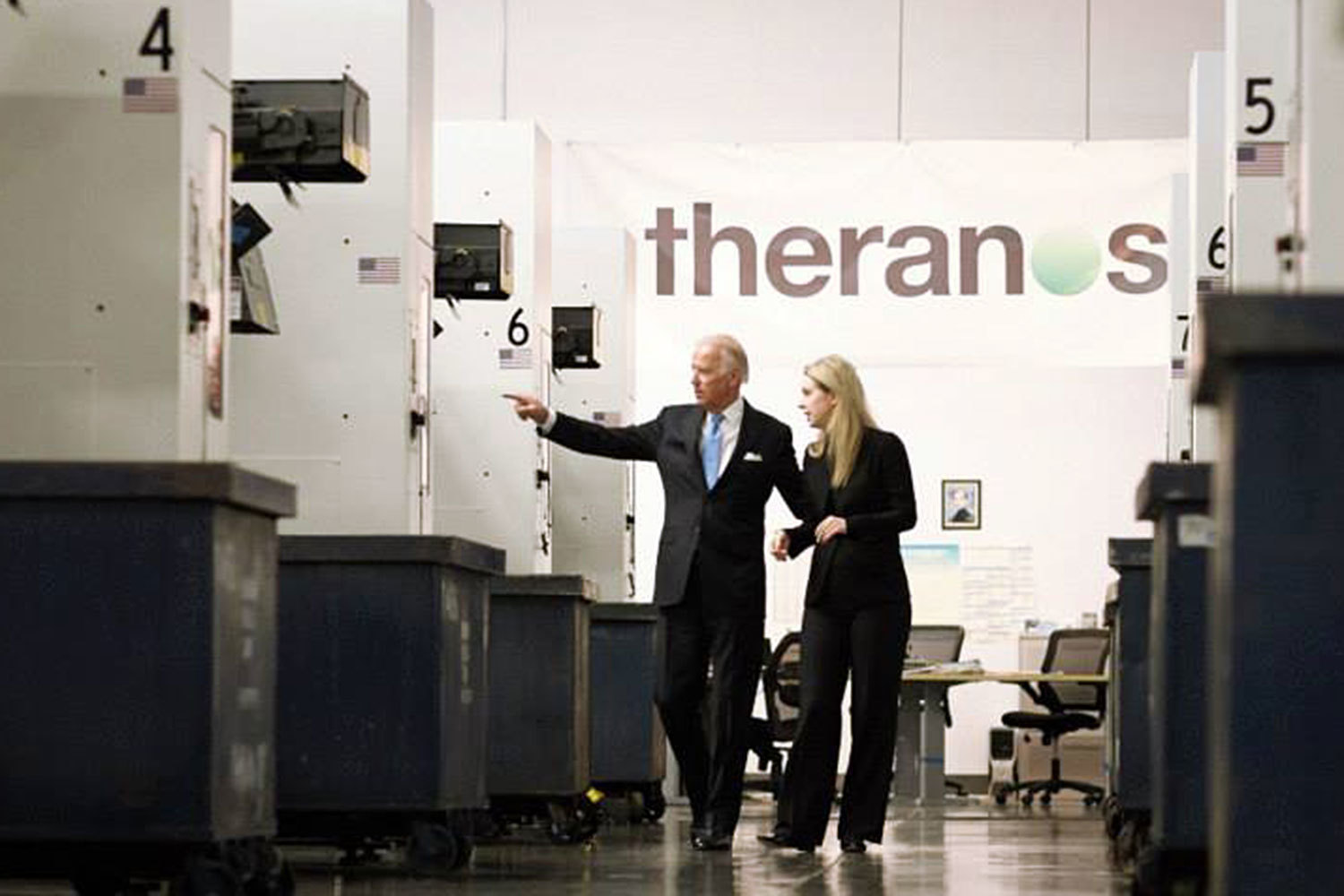 Стартап Theranos прекратит заниматься анализами крови, закроет лаборатории, сократив 40% сотрудников. Теперь компания сосредоточится на разработке продуктов для других лабораторий