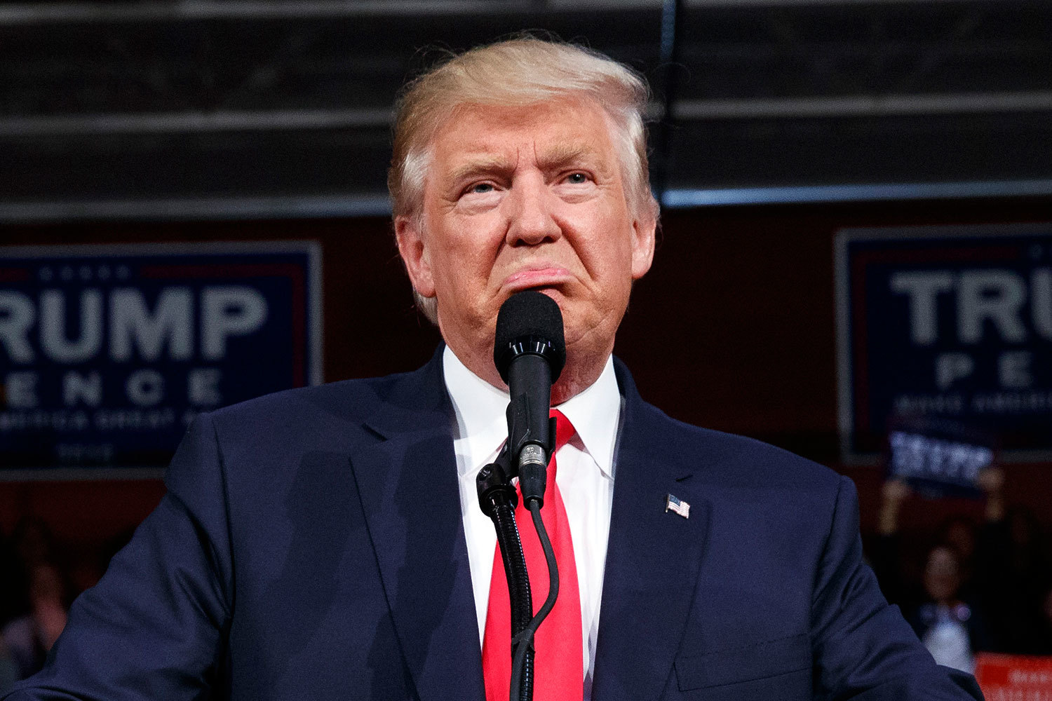 Президентская кампания республиканца Дональда Трампа грозит его партии потерей большинства в конгрессе США