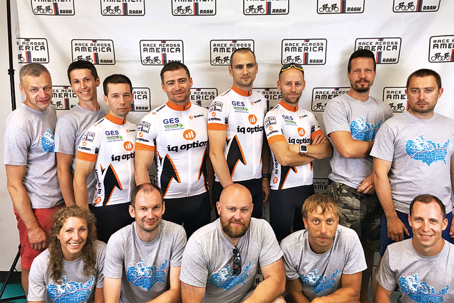 В велогонке RAAM российская команда (в центре на фото внизу: Евгений Почаев, Борис Батин, Микаэл Геворкян и Артем Ситников) выступала в формате «четверки» - пока один спортсмен состязался, трое других отдыхали