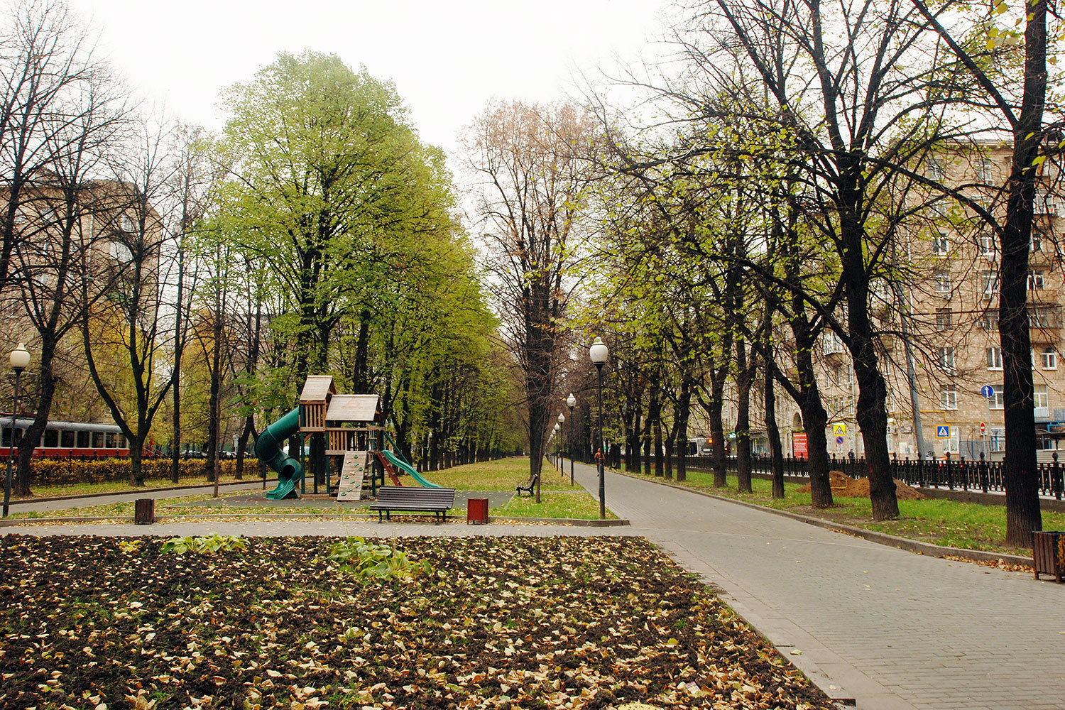 Ул. Шаболовка сформировалась в середине XVIII в. Эта дорога вела в село Шаболово, которое располагалось в районе перекрестка сегодняшних Новочеремушкинской улицы и Нахимовского проспекта. По этой причине, кстати, дорога никогда не была магистральной – она заканчивалась в деревне