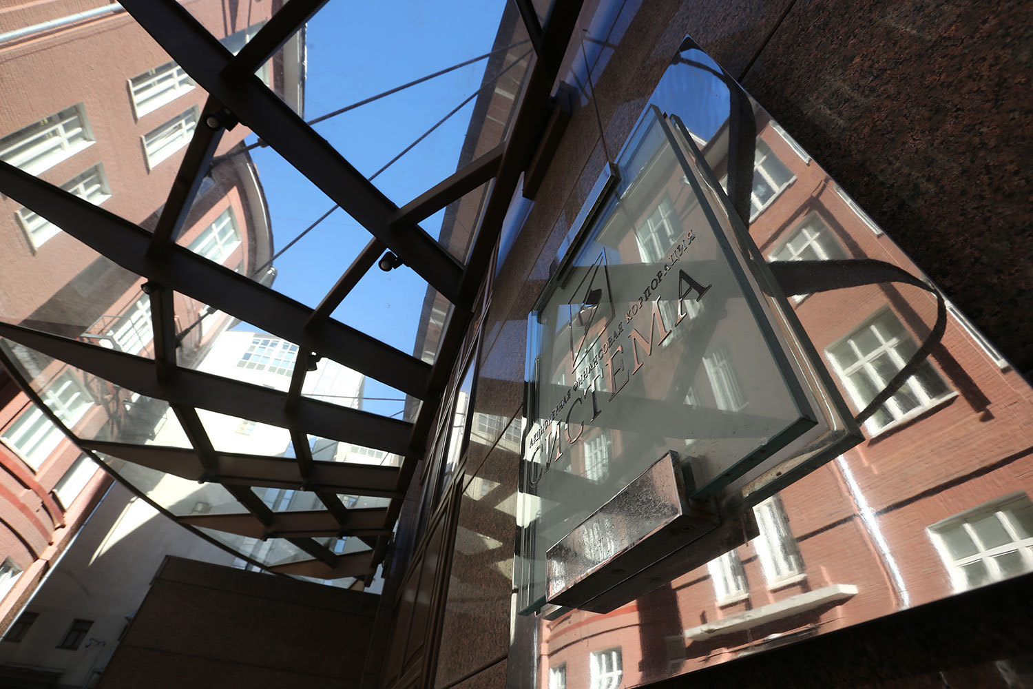 Половину денег, потраченных МТС на выкуп акций, получит ее материнская АФК «Система»