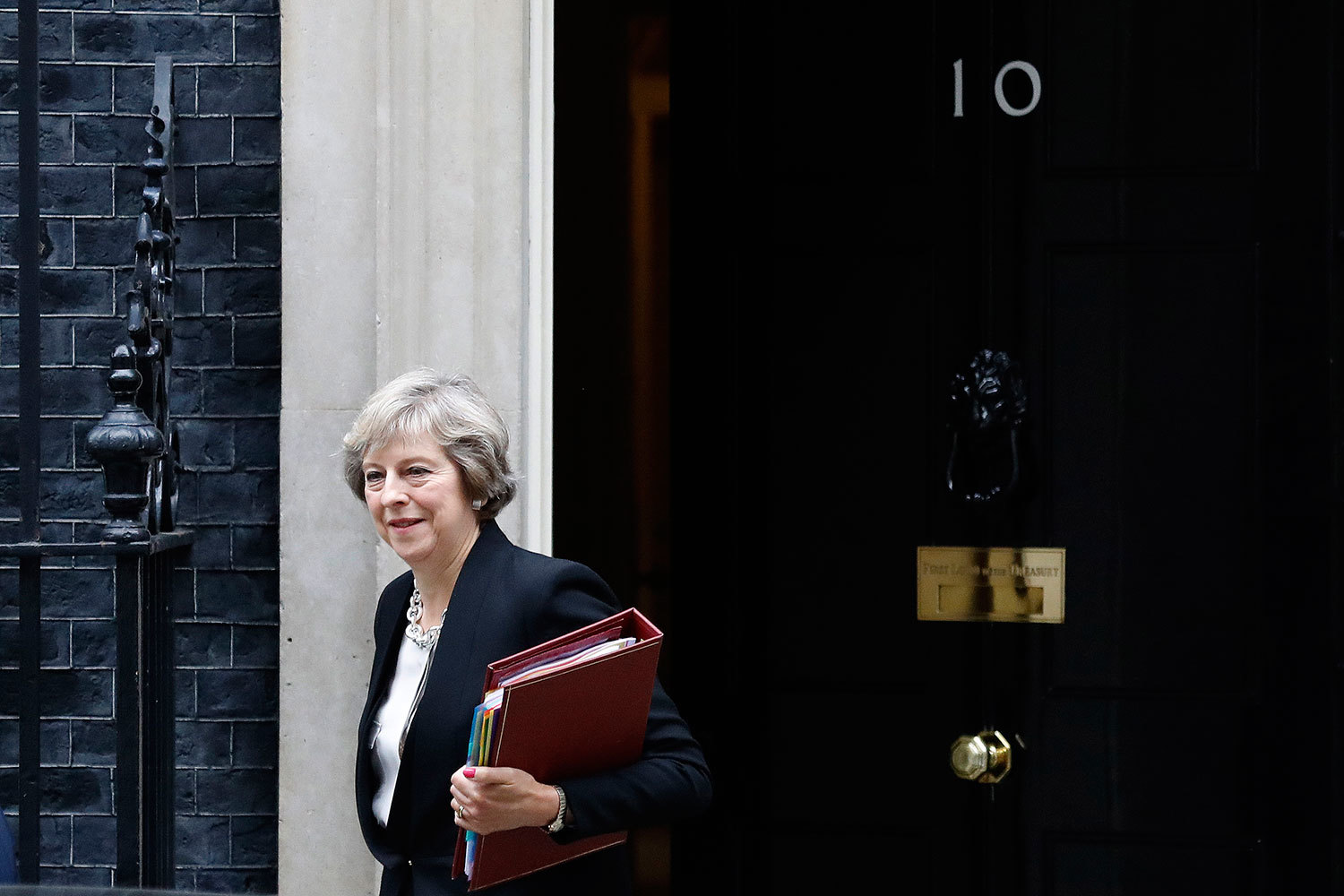 Чтобы запустить процедуру Brexit, премьер Тереза Мэй должна получить одобрение парламента, постановил в четверг Высокий суд Лондона