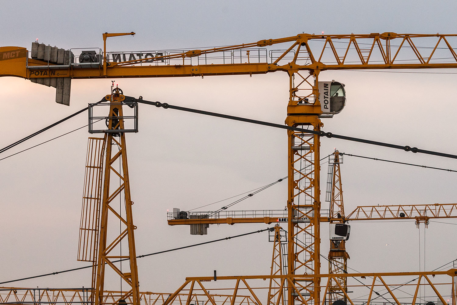 На участок были наложены обеспечительные меры в виде запрета проводить с ним сделки