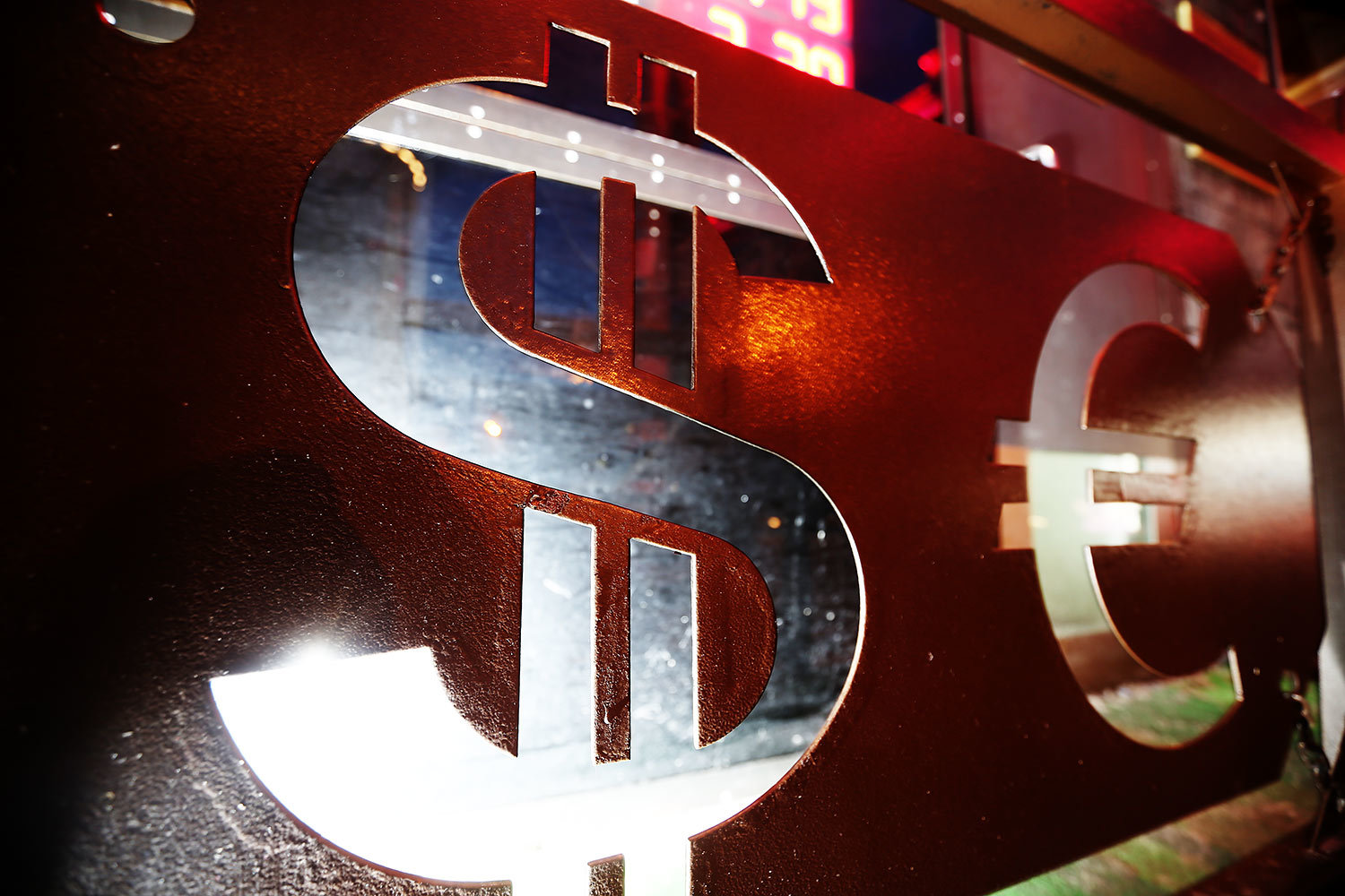 Доллар пошел на обгон