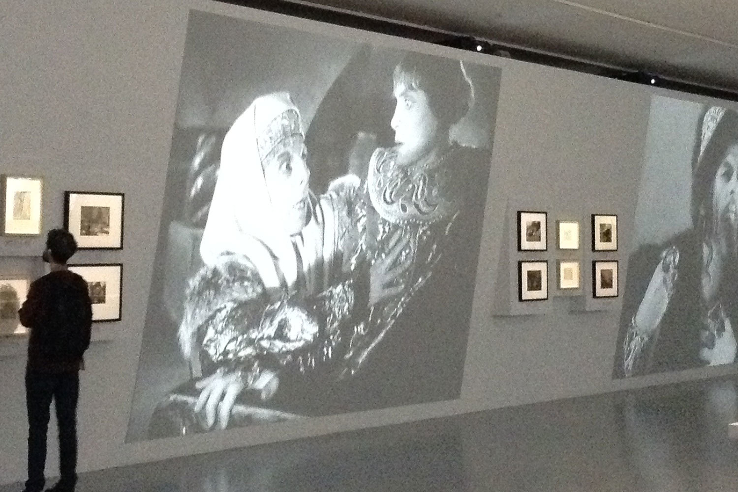 Экраны с кадрами из фильмов – основа выставки