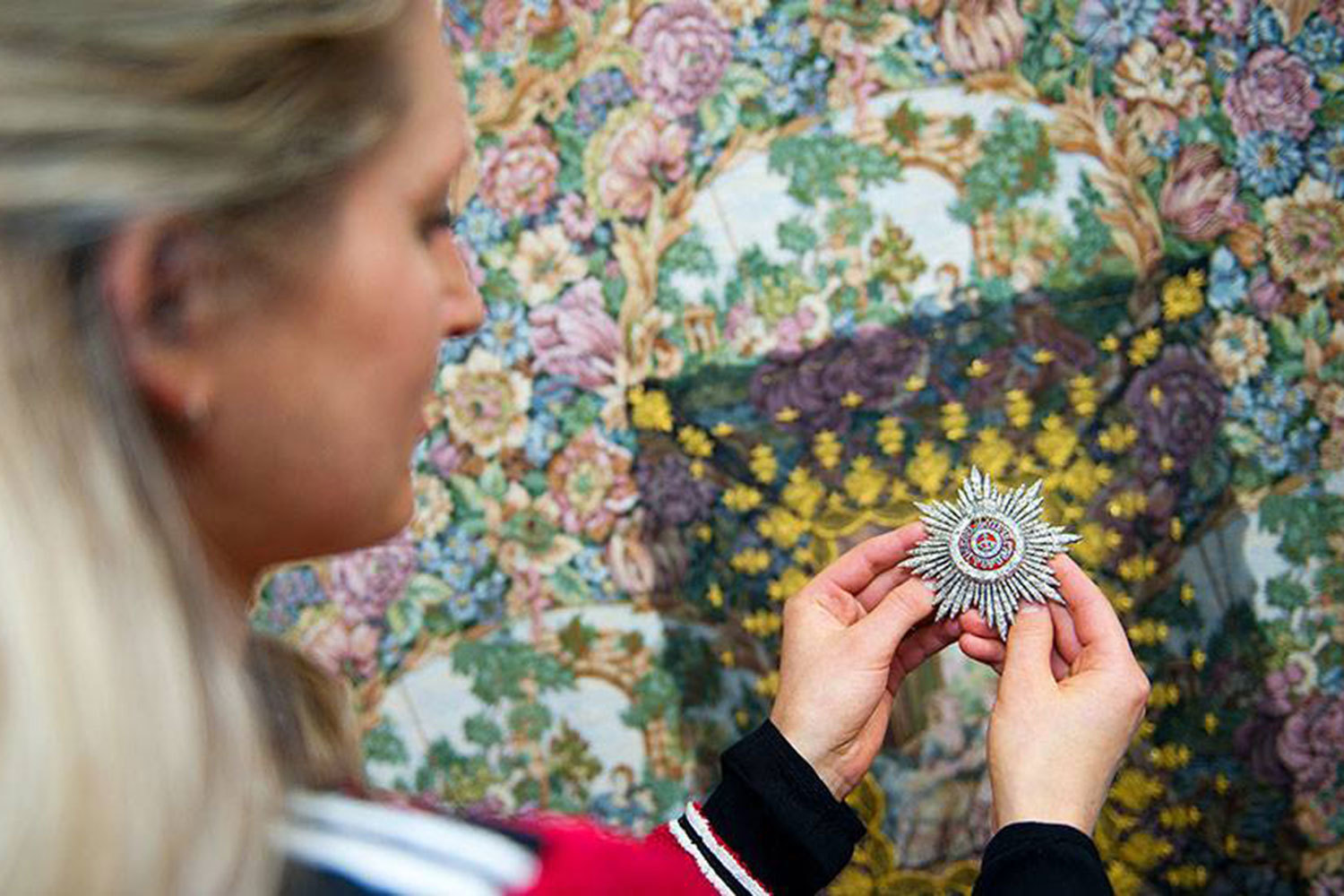 Один из топ-лотов аукциона - украшенная бриллиантами редкая звезда ордена Святой Екатерины первой степени (около 1908 г.)