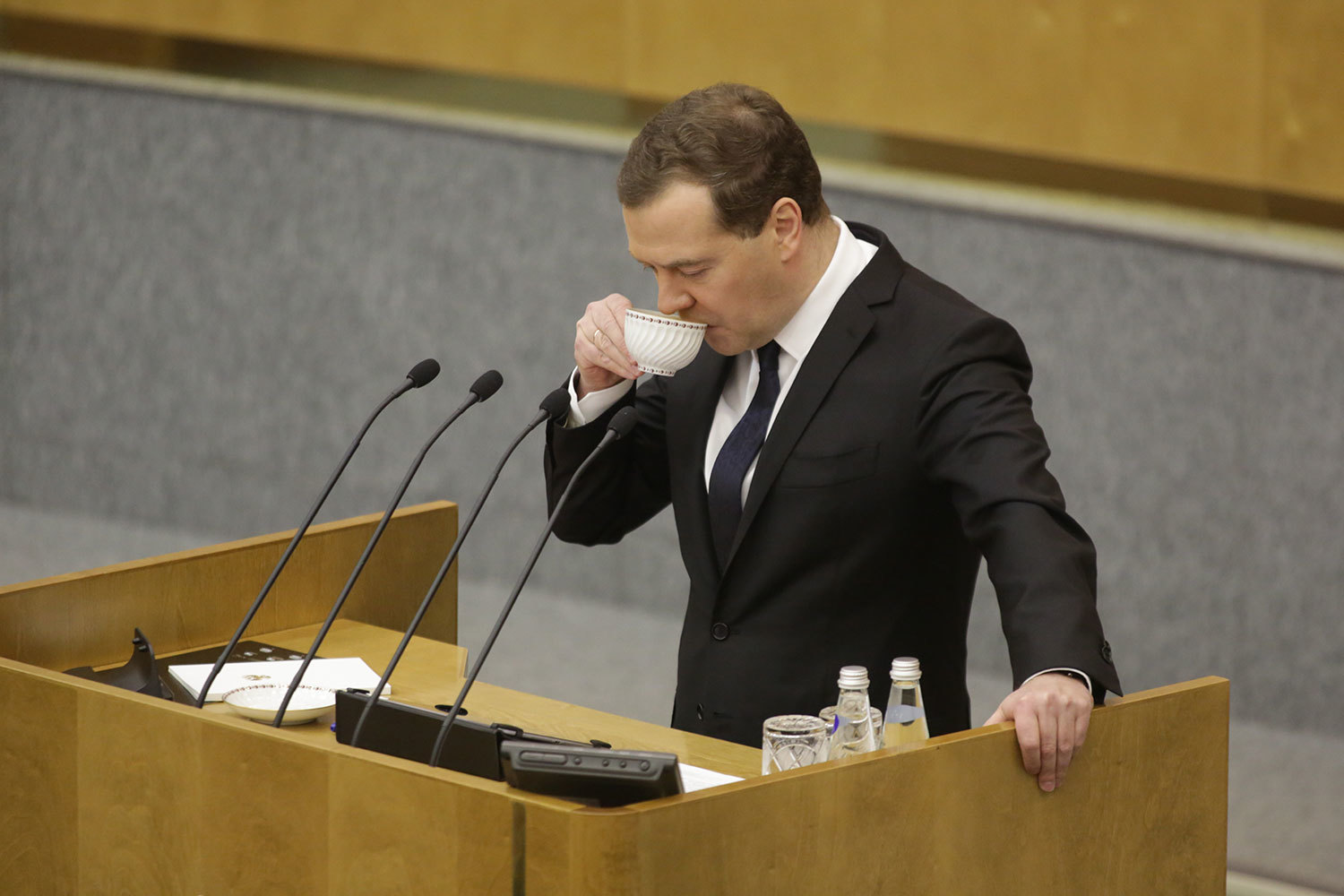 Депутаты хотят, чтобы правительство Дмитрия Медведева вело себя в Госдуме по думским правилам