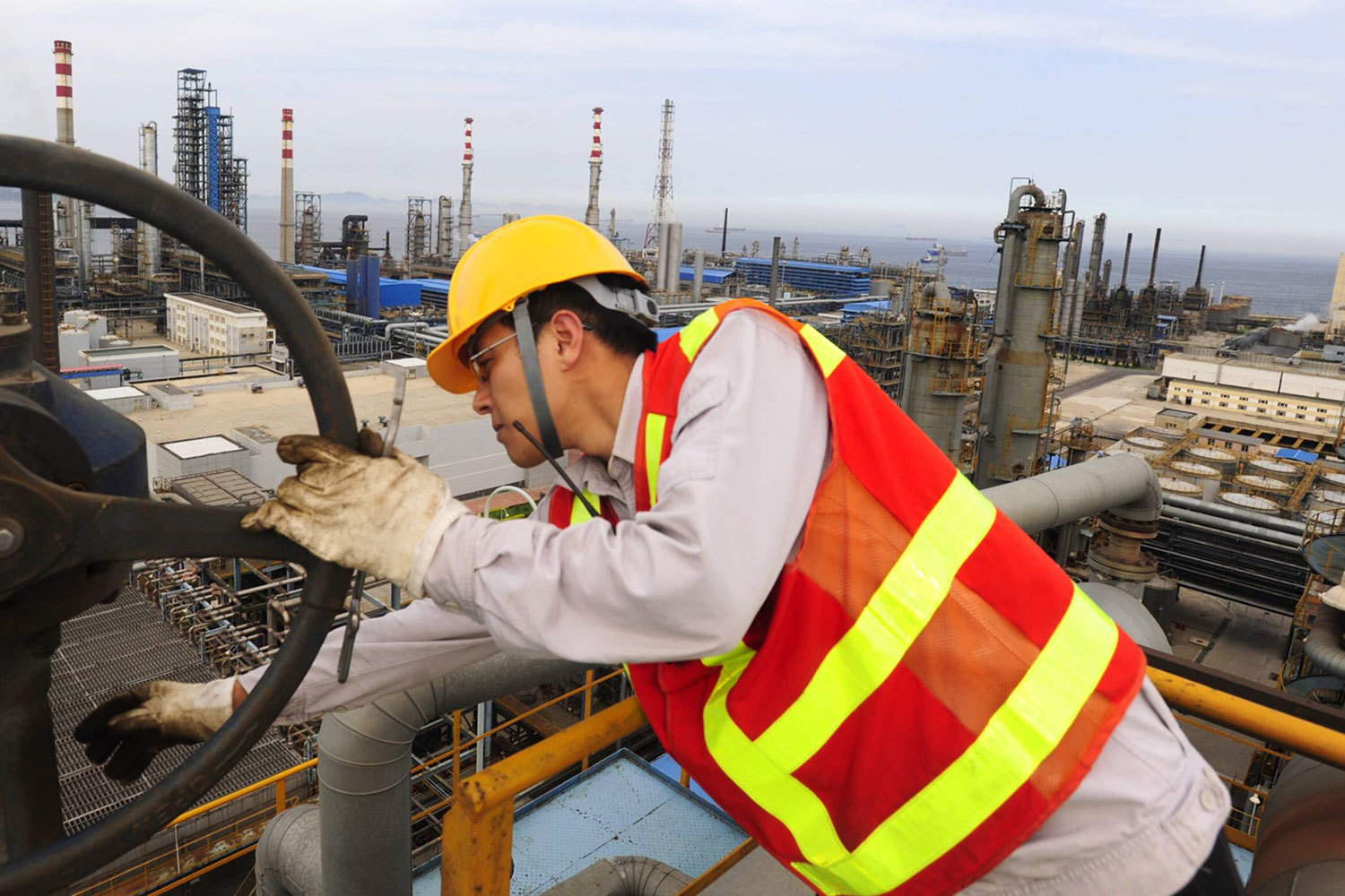 Китай не сможет с 2018 г. принять дополнительное сырье «Роснефти»