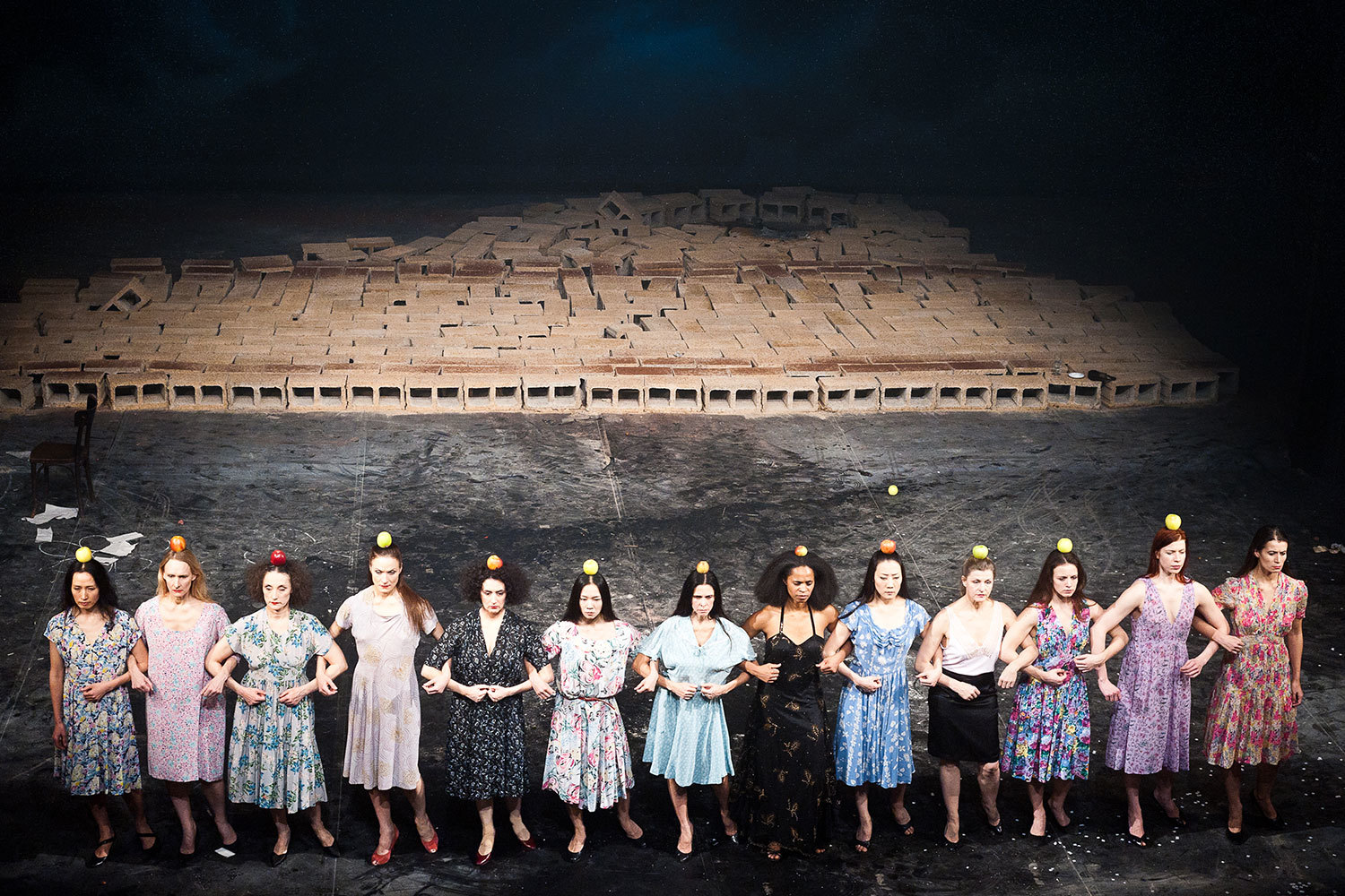 Танцовщики Пины Бауш идут стеной, но каждый – уникальная личность