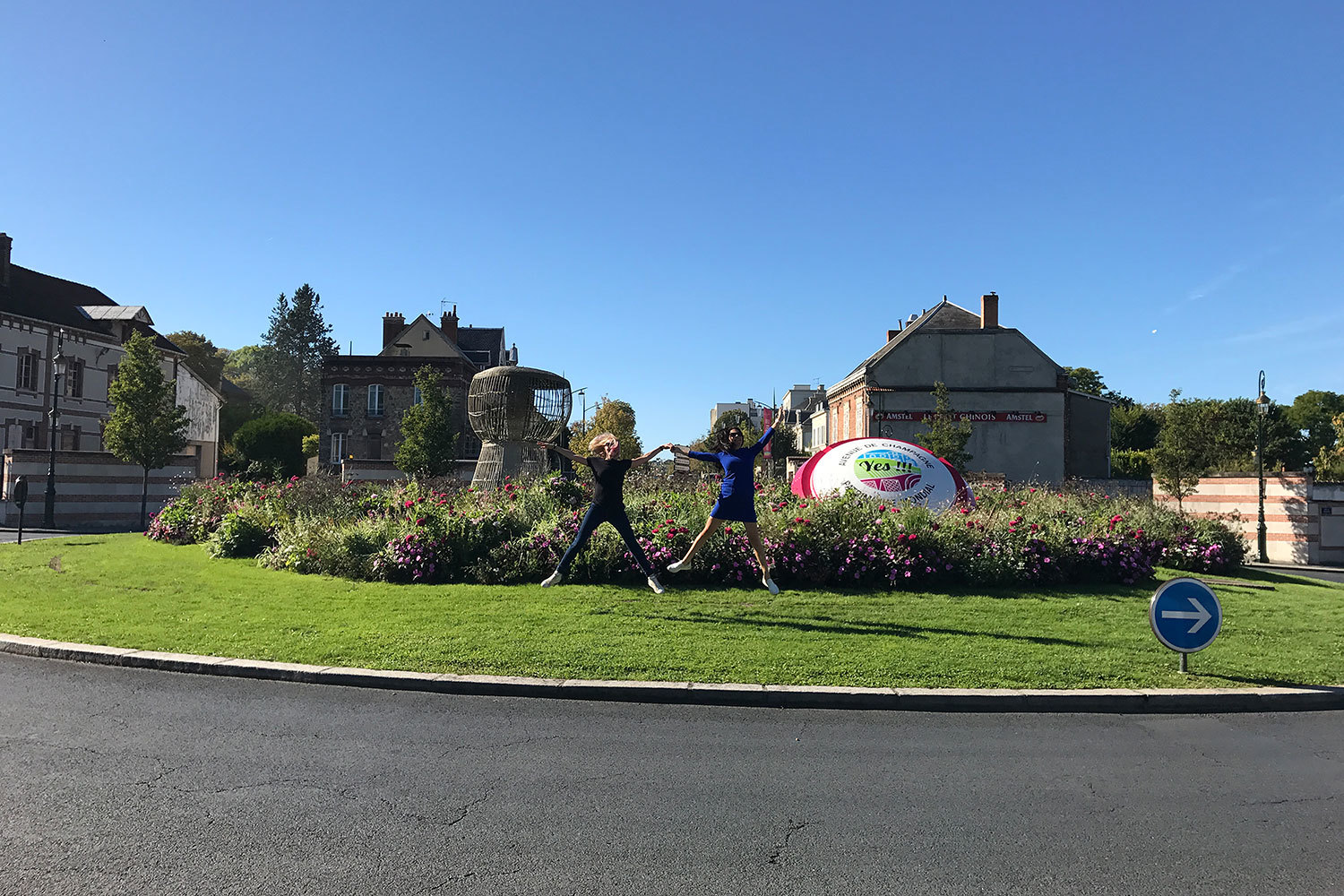 На въезде в Эперне, «столицу шампанского», туристов встречают изображения пробки и капсюля ша