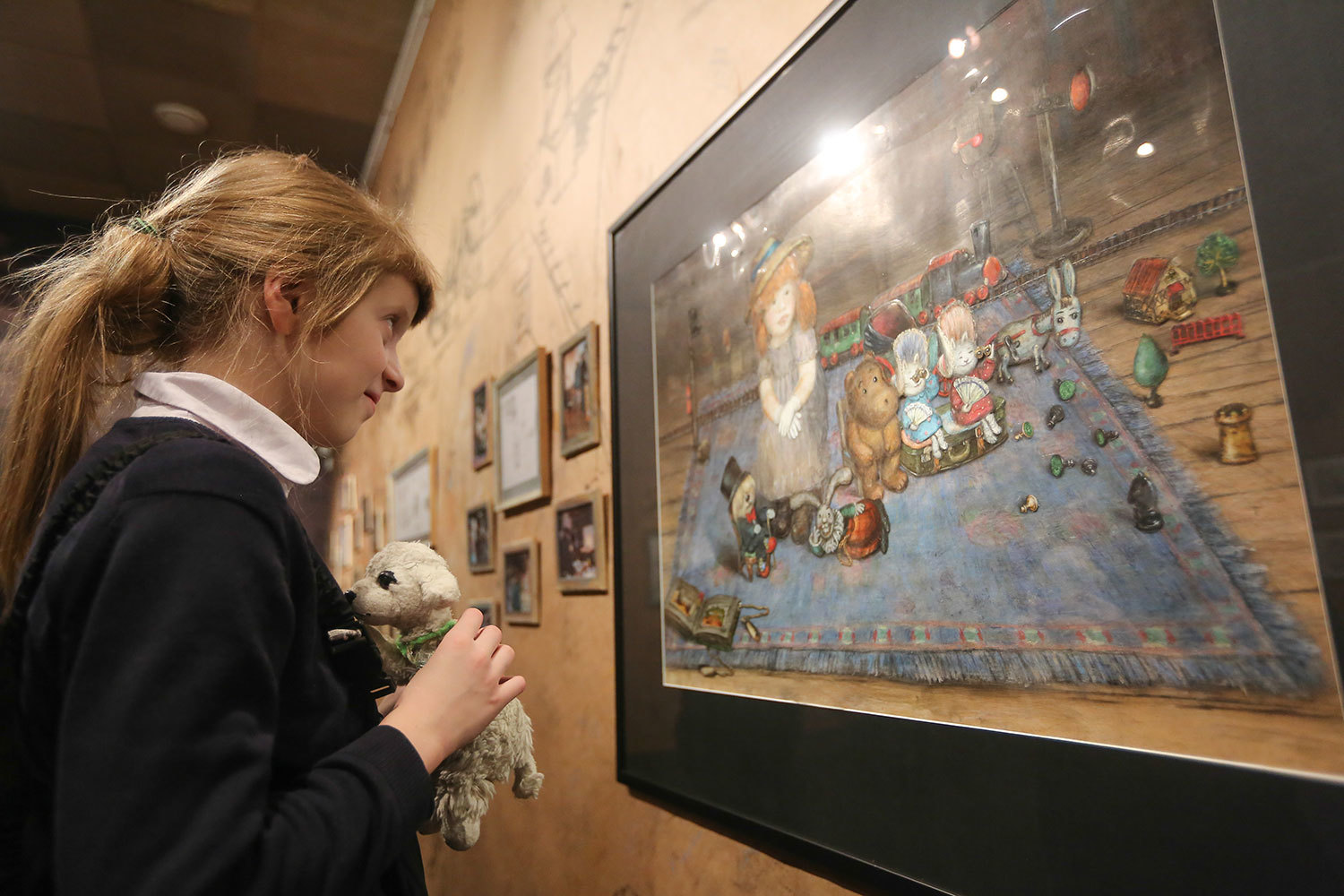 Перед картиной игрушечного мира