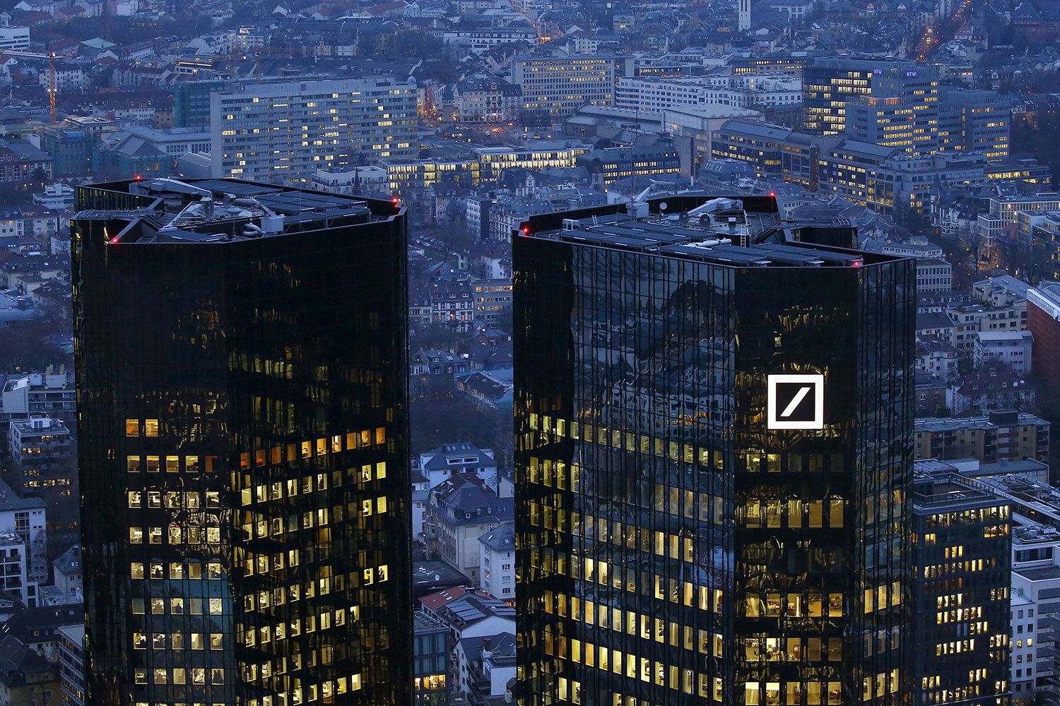 Deutsche Bank и Credit Suisse заплатят $12,5 млрд по мировому соглашению с минюстом США, обвинявшим их в нарушениях при продаже ипотечных инструментов перед кризисом 2008 г.