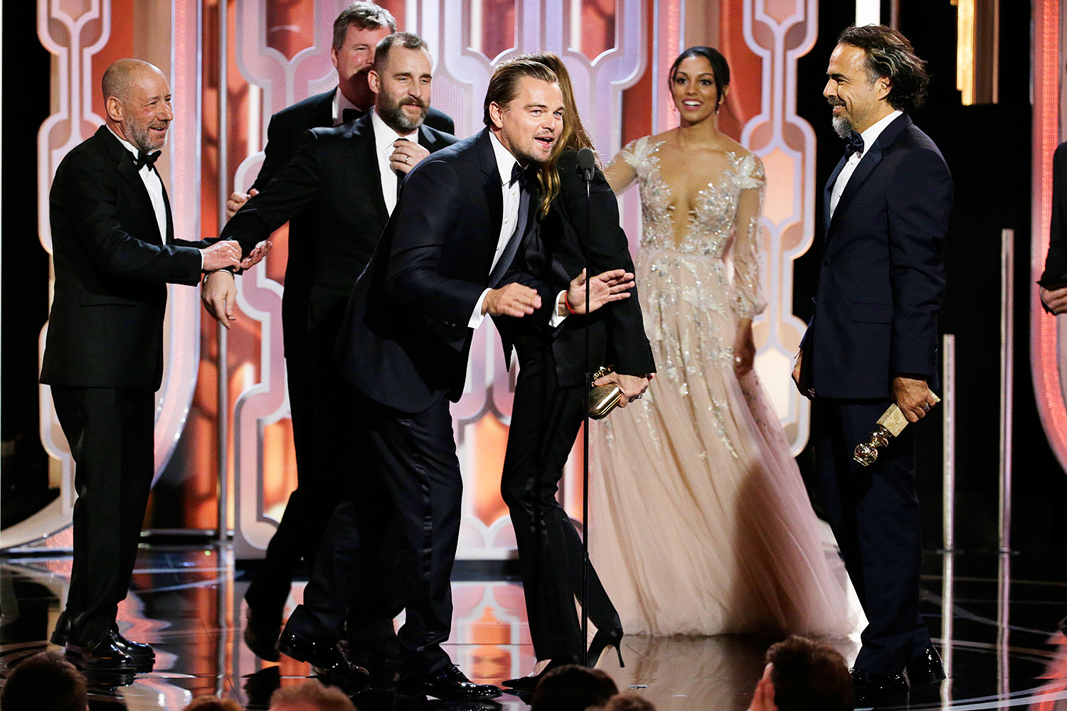 Леонардо Ди Каприо получил награду как лучший драматический актер за роль в фильме «Выживший»