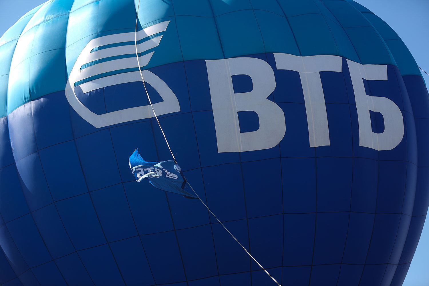 ВТБ отказался от иска к «Мечелу» на 50,2 млрд рублей