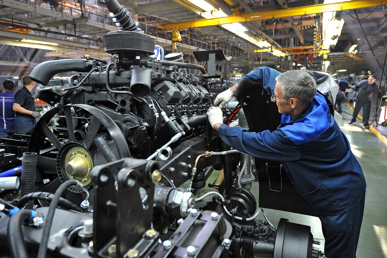 Режим неполной рабочей недели позволяет заводу ежемесячно экономить на постоянных затратах