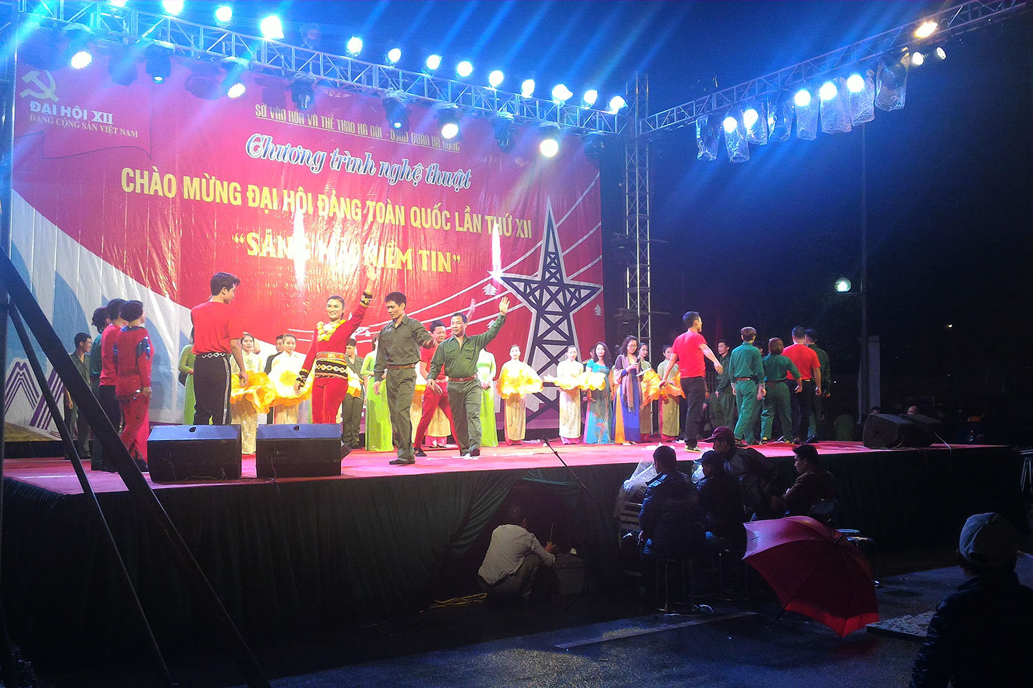 В дни XII съезда Коммунистической партии Вьетнама на улицах Ханоя устраивали торжественные мероприятия, посвященные этому событию