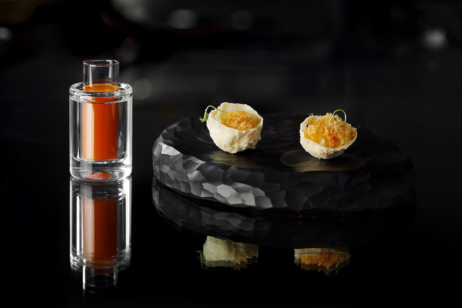 Блюда из сета «Вперед в прошлое!»: морковно-малиновая водица и толокняный каравай с муссом из сыра и сушеной лососиной