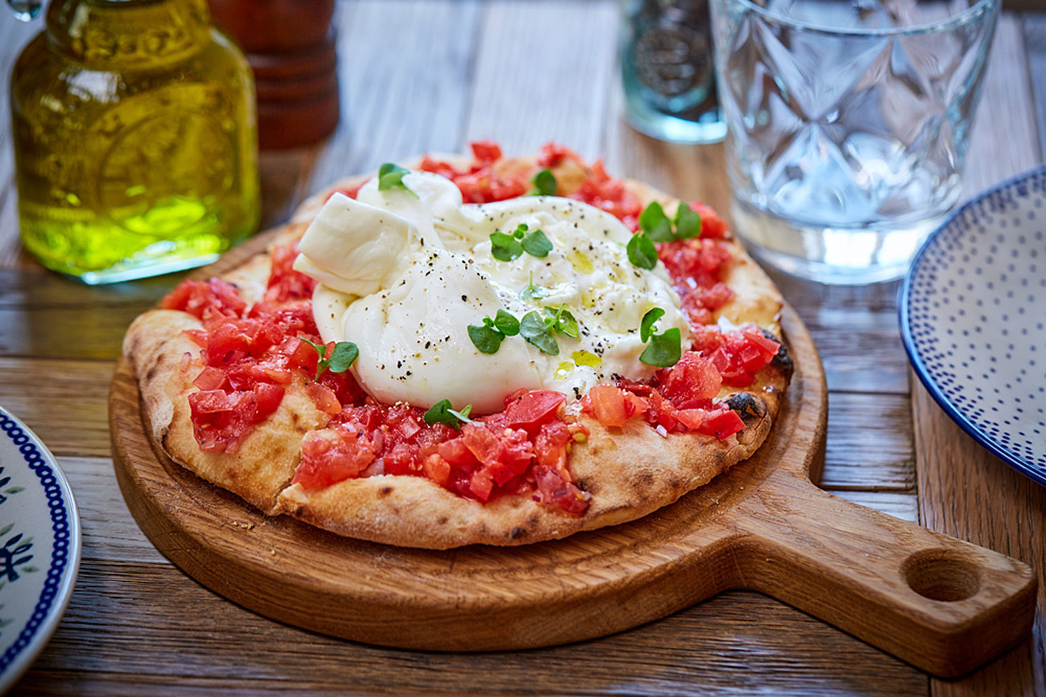 Весь сыр в блюдах «Сыроварни» - собственного производства. На фото - фокачча с бурратой.