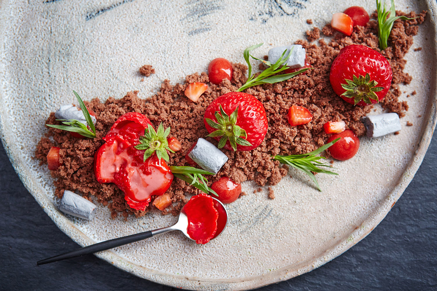 Блюда B.I.G.G.I.E.: десерт "Ложная клубника с пирожным-картошкой"