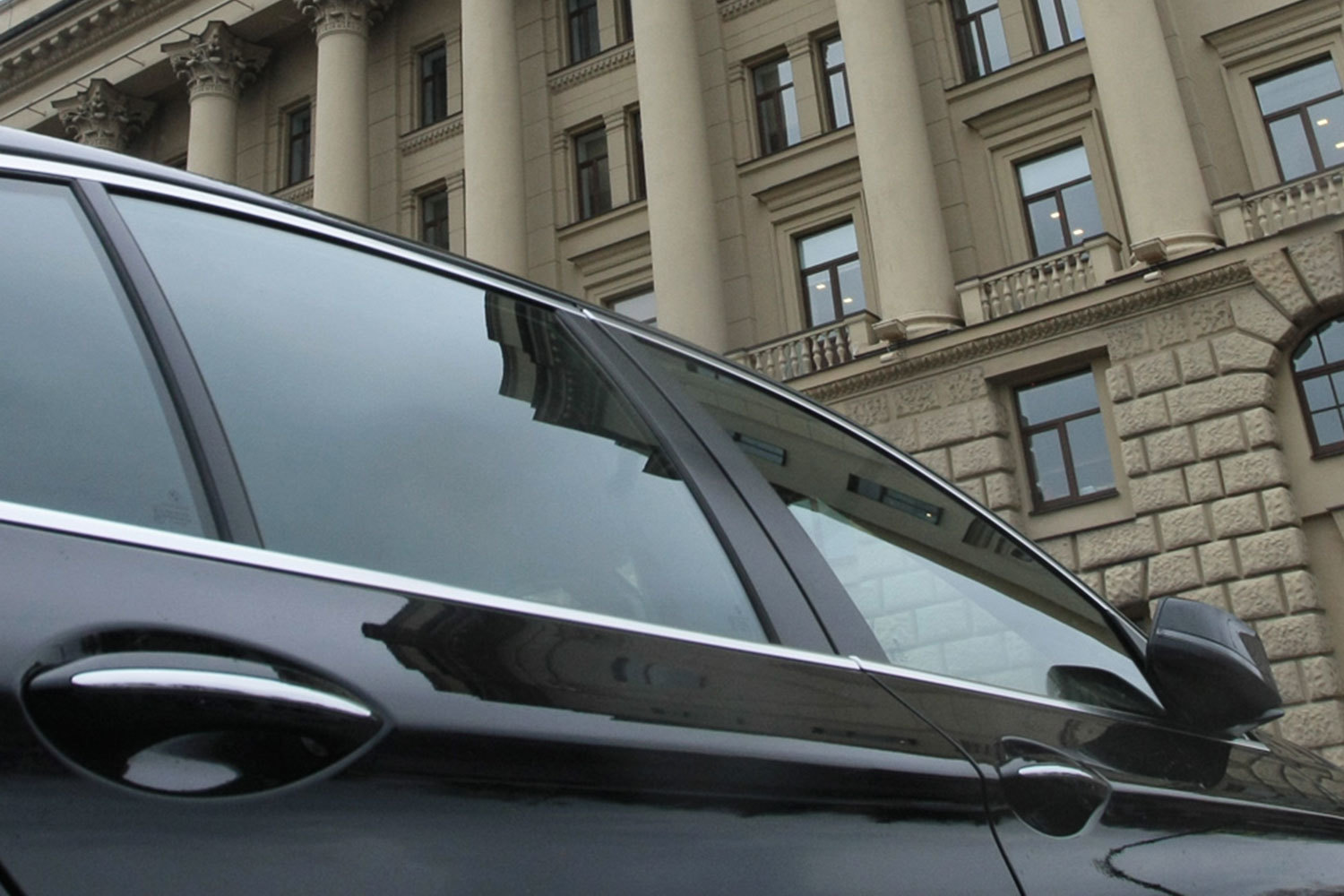 Парламент Петербурга должен расторгнуть контракт на аренду автомобилей за 439 млн руб. до 31 марта и провести конкурс заново, решило УФАС