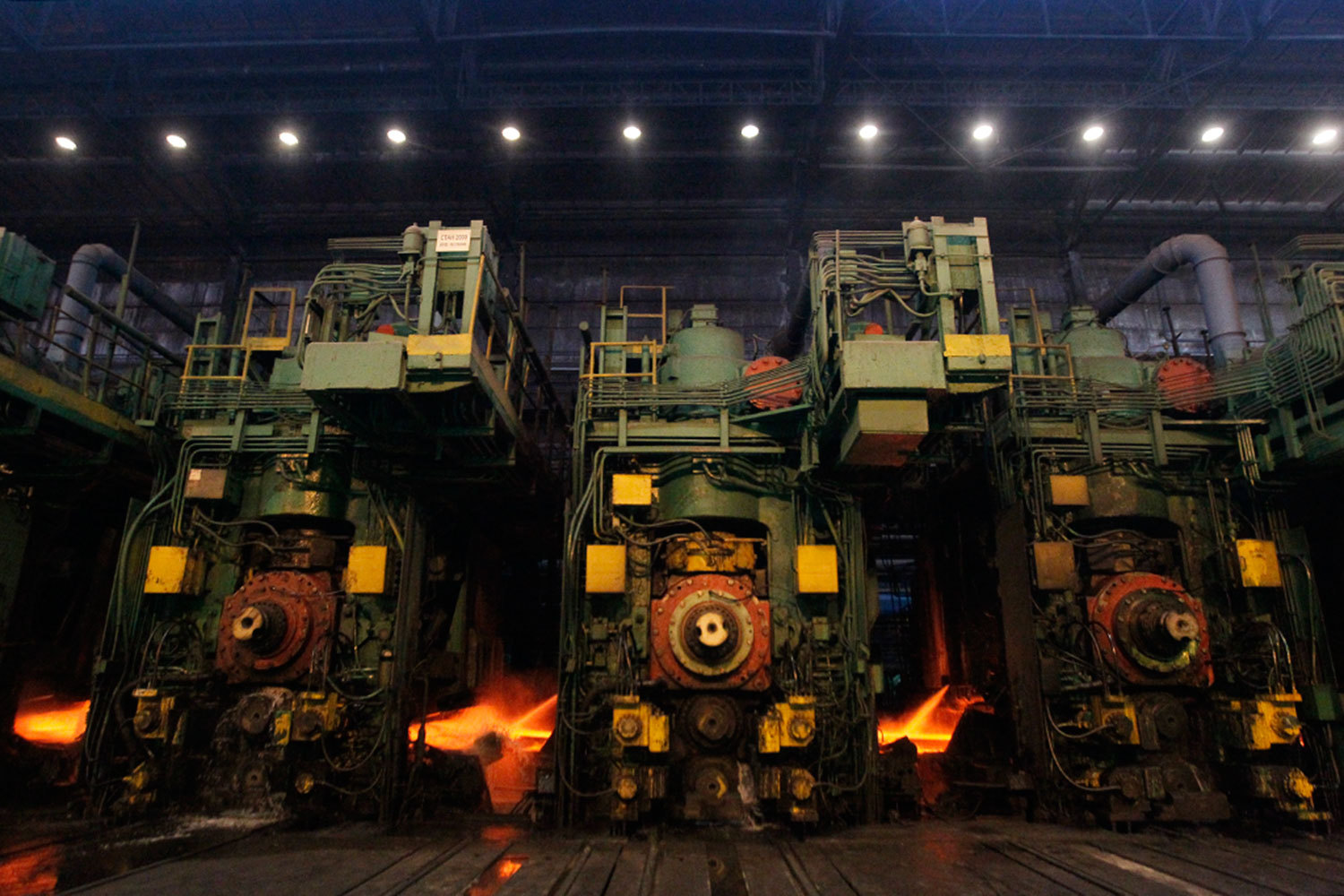 НЛМК рассматривает возможность приобретения прокатных мощностей на растущих и стабильных рынках, говорится в презентации компании к дню инвестора