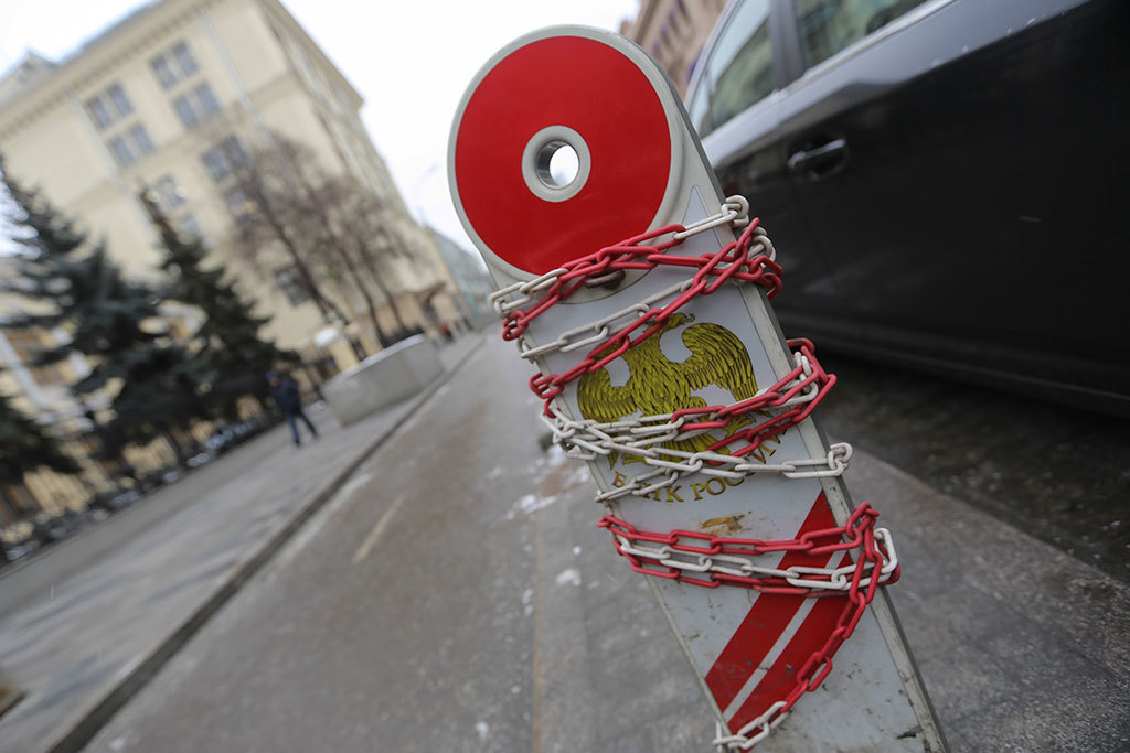 Банки отчитываются о размещении средств за рубежом, но это одна часть сделки, а вторая скрыта, говорит Поздышев
