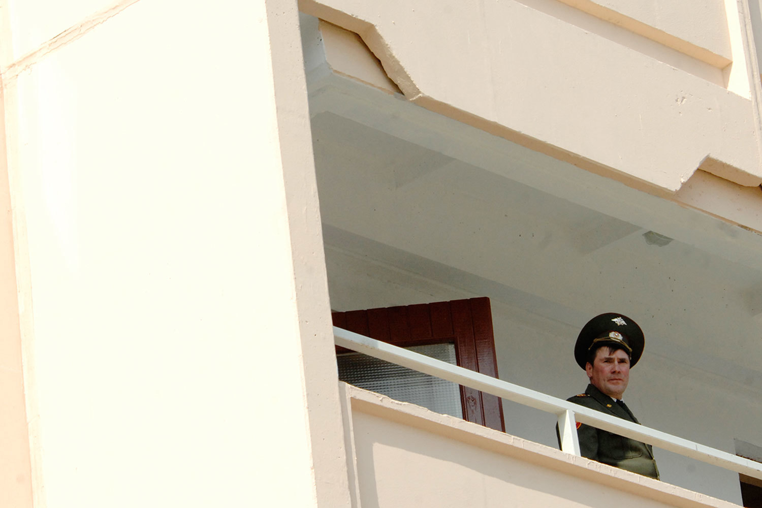 Далеко не все не желающие покидать служебное жилье увольняемые офицеры – злостные тунеядцы, подчеркивает бывший офицер Минобороны