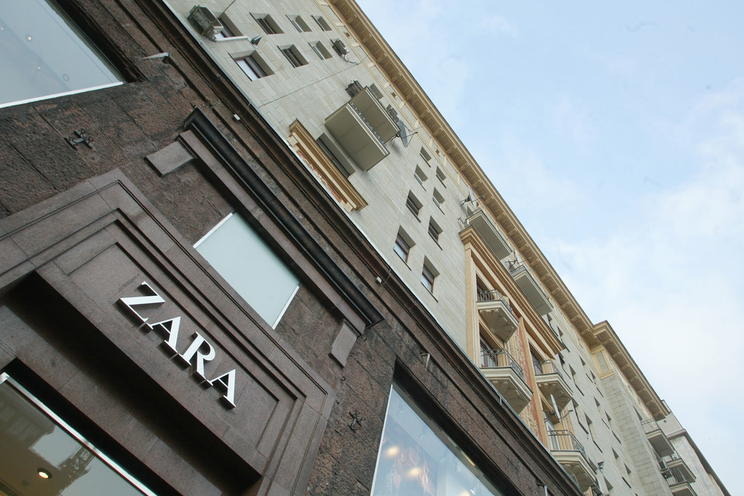 Владелец Zara делает ставку на большие магазины и интернет в мире