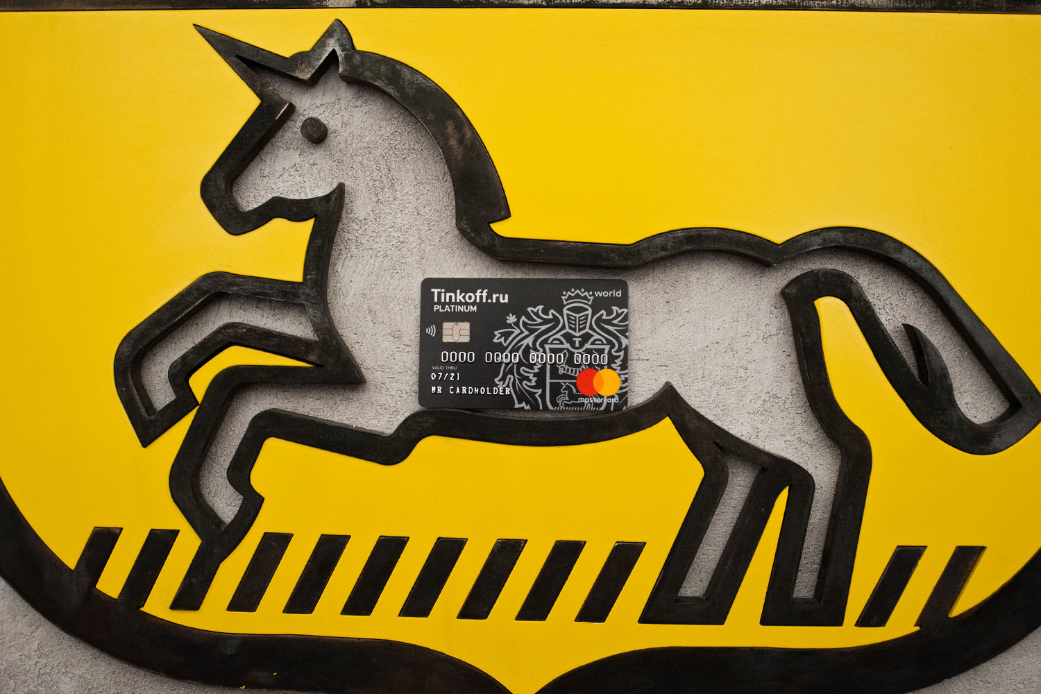 «Тинькофф банк» решил снизить ставки спустя месяц после того, как ЦБ установил новые правила игры