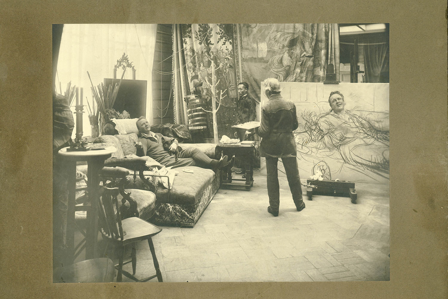 Фотография позирующего Репину Шаляпина – один из немногих мужских сюжетов выставки