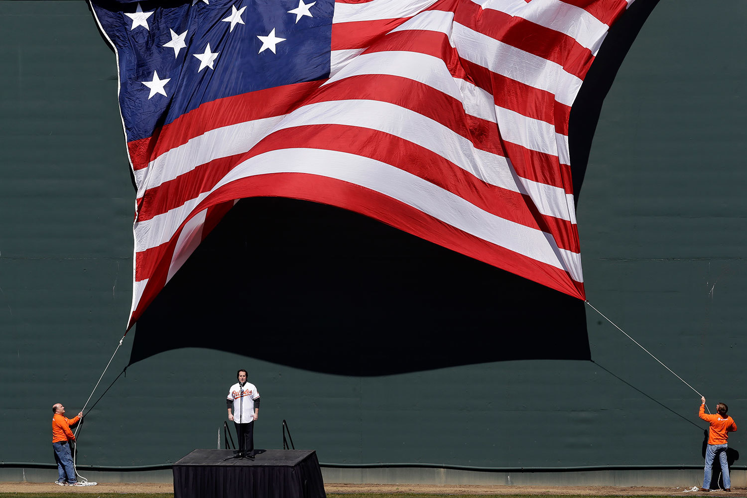 Американцы недовольны налоговой системой и считают, что богатые и корпорации могли бы платить больше