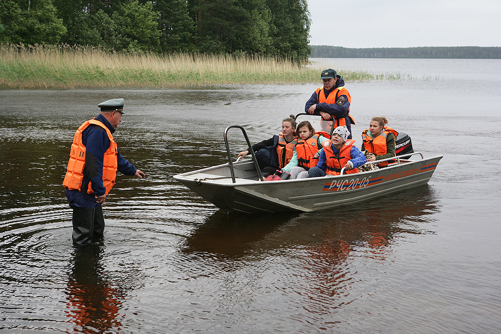 18 июня прошлого года участники детского оздоровительного лагеря «Сямозеро», находясь на лодках, попали в шторм на карельском Сямозере