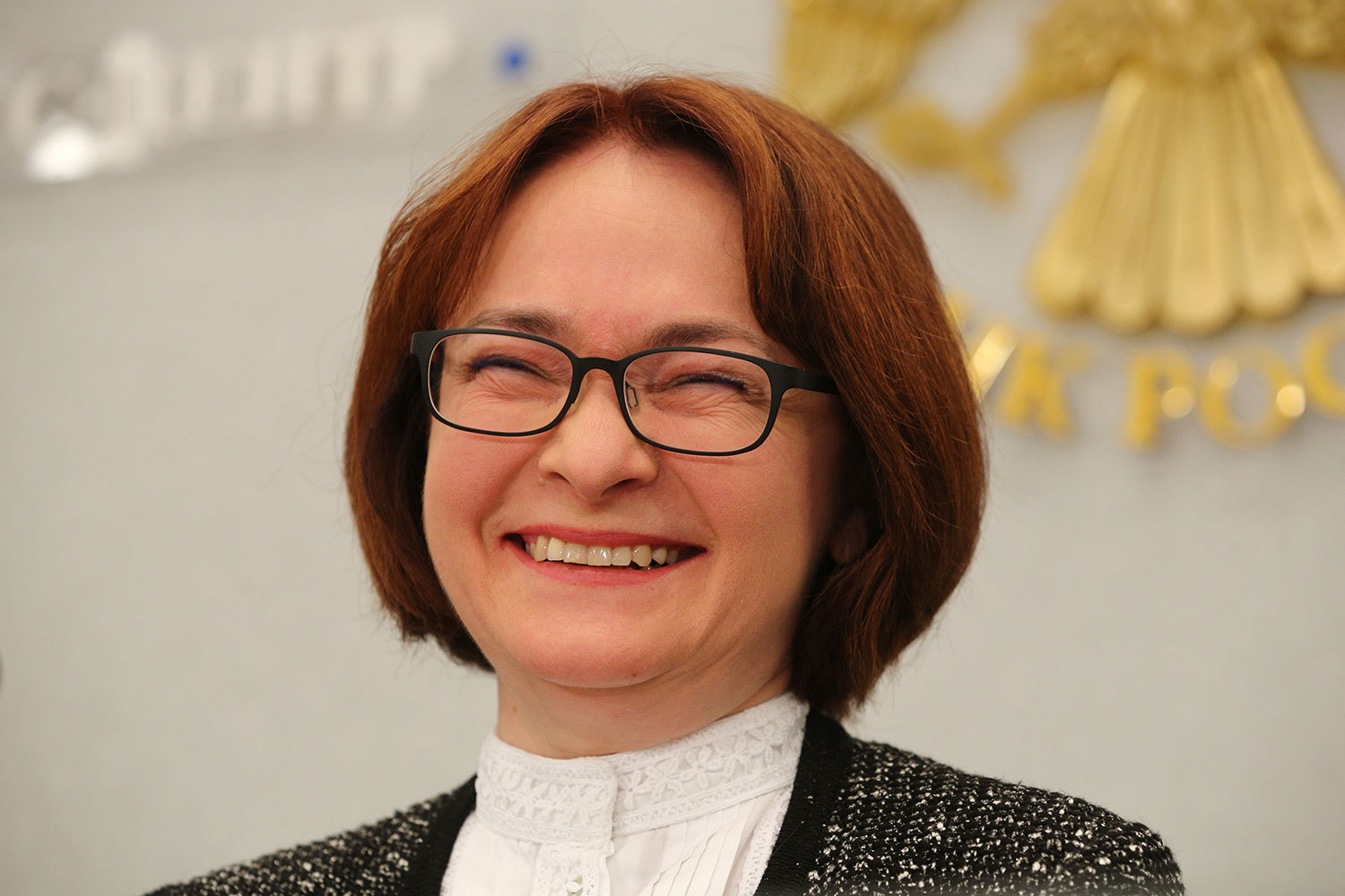 Банк России хочет снять с экспортеров требование к оформлению паспортов сделок по экспортным контрактам, заявила председатель ЦБ Эльвира Набиуллина