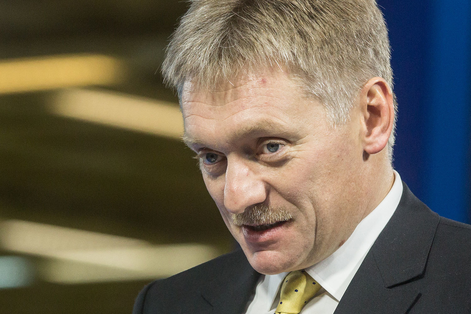 Песков понимает, что вопросы граждан понятны, но напомнил, что мэрия обещает «терпеливо, последовательно разъяснять» и «гарантирует, что интересы граждан никоим образом не будут нарушаться»