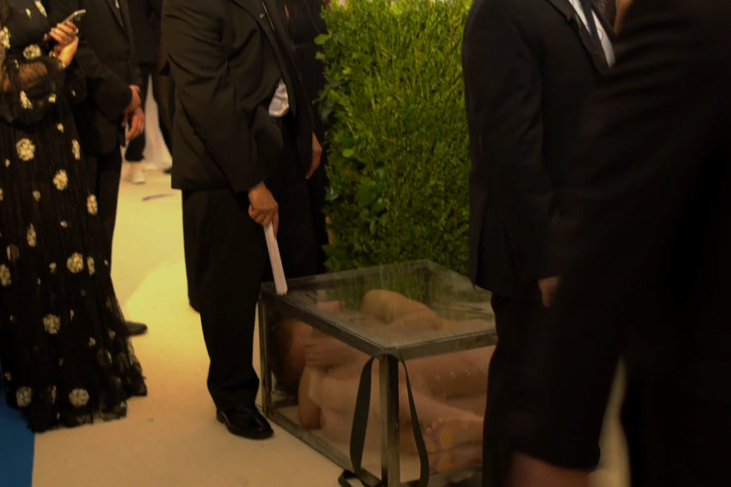 Прозрачное узилище было разбито, перформер из него извлечен, заботливо накрыт простыней и доставлен в отделение полиции